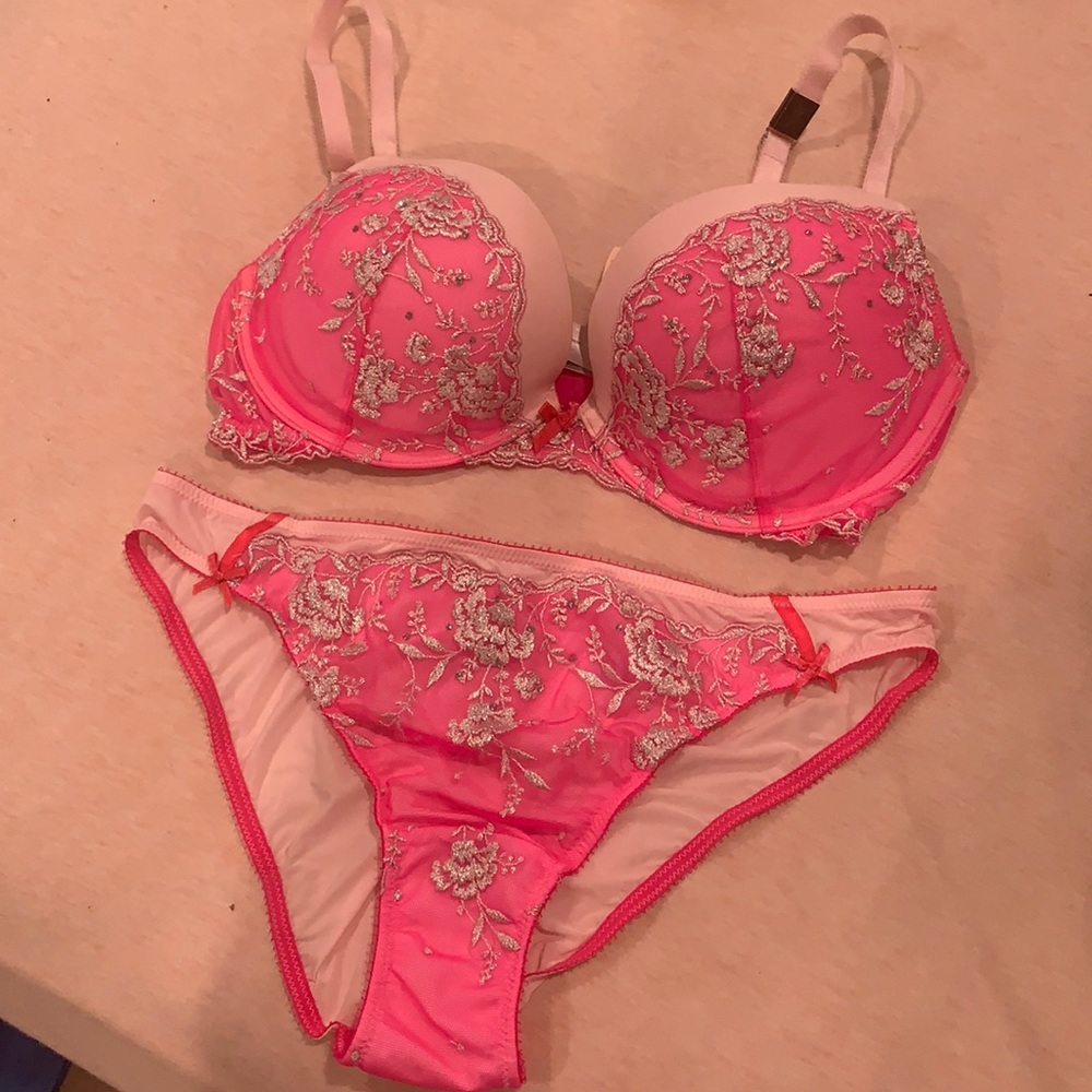 Victoria’s Secret bra underwear set